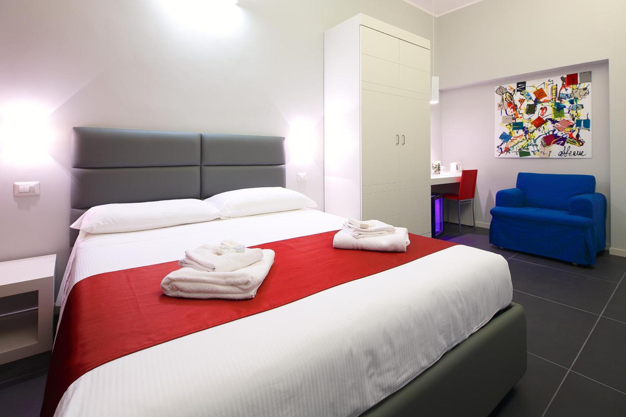 Nearhome Smart Suites Guest House — Photos 1